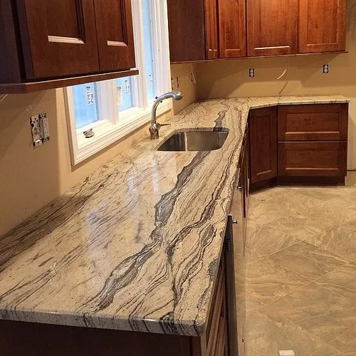 Гранит Prada Gold в интерьере (столешница)